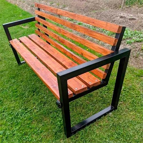 Banco minimal de madera y estructura cuadrada de hierro — MAHUA