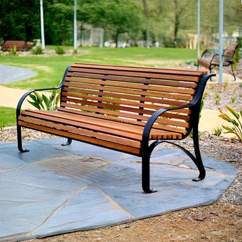 Banco de parque clásico con listones de madera y hierro — MAHUA
