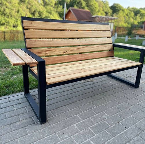 Banco moderno de madera y hierro con mesas laterales — MAHUA