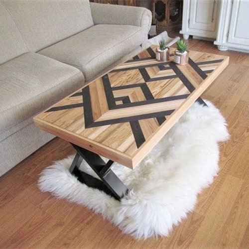 Mesa ratona con tapa geométrica de madera e incrustaciones de hierro — MAHUA